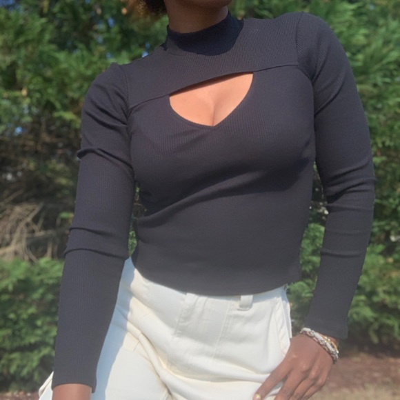 ❌SOLD❌NWOT Express Black Front Cut Out Top Sz M - Picture 2 of 10